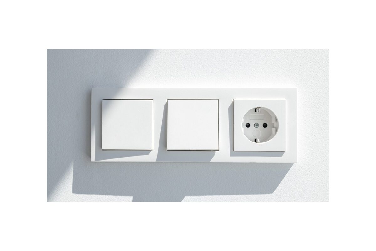 Witte schakelaars en stopcontact voor wandmontage