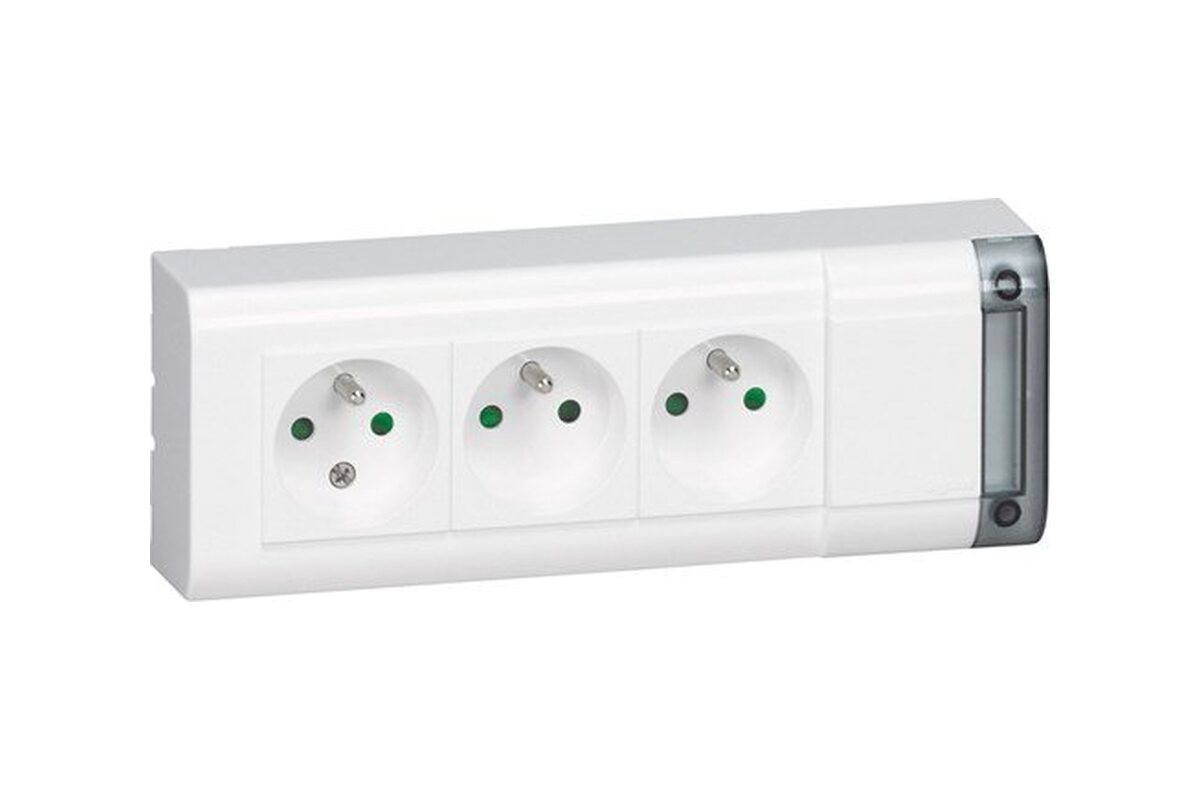 Witte drievoudige contactdoos voor vaste elektrische installatie