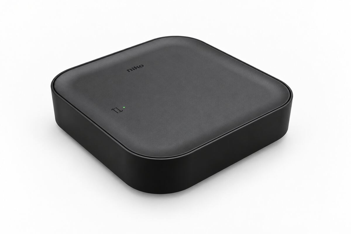 Zwarte Niko Home Control slimme hub voor traditionele elektrische bekabeling