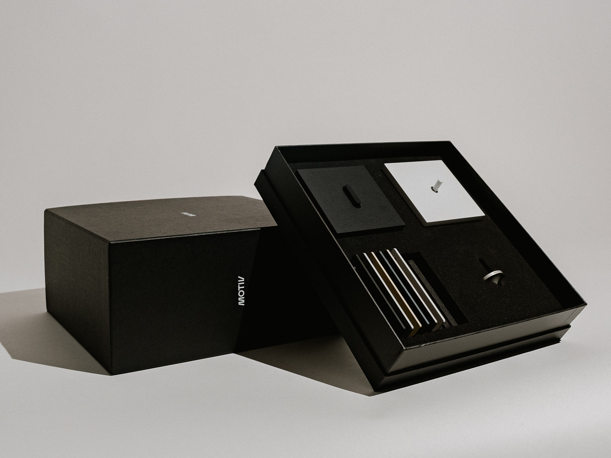 Niko MOTIV demokoffer met Sense3, Rocker, Toggle en afwerkingsstalen