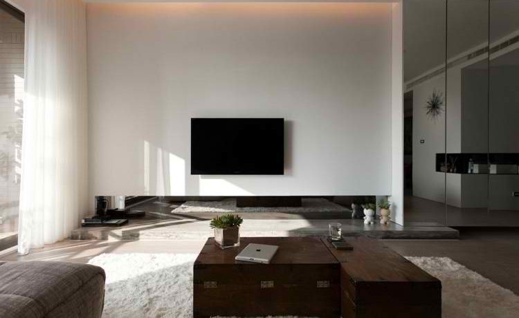 hoe tv-kabels wegwerken in muur van woonkamer